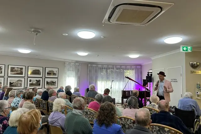 <p>A WRAPT AUDIENCE: Steve Paix entertaining the crowd.</p>\\n