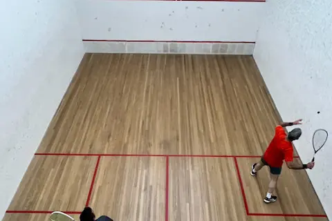 <p>ON THE COURT: Andrew serving to Justin.</p>\\n